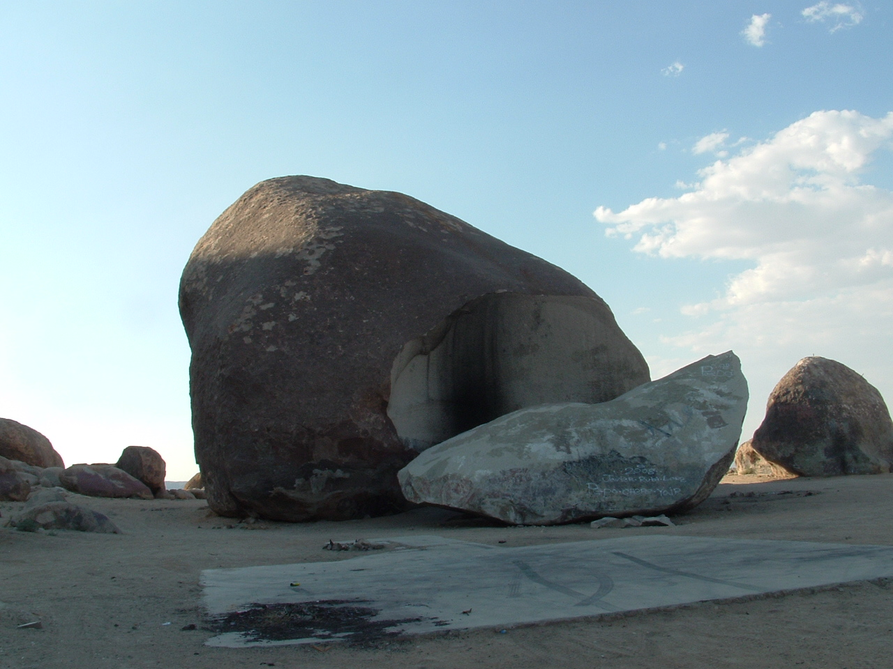 Giant Rock em Landers, California, ligado a George Van Tassel e aos contactados UFO