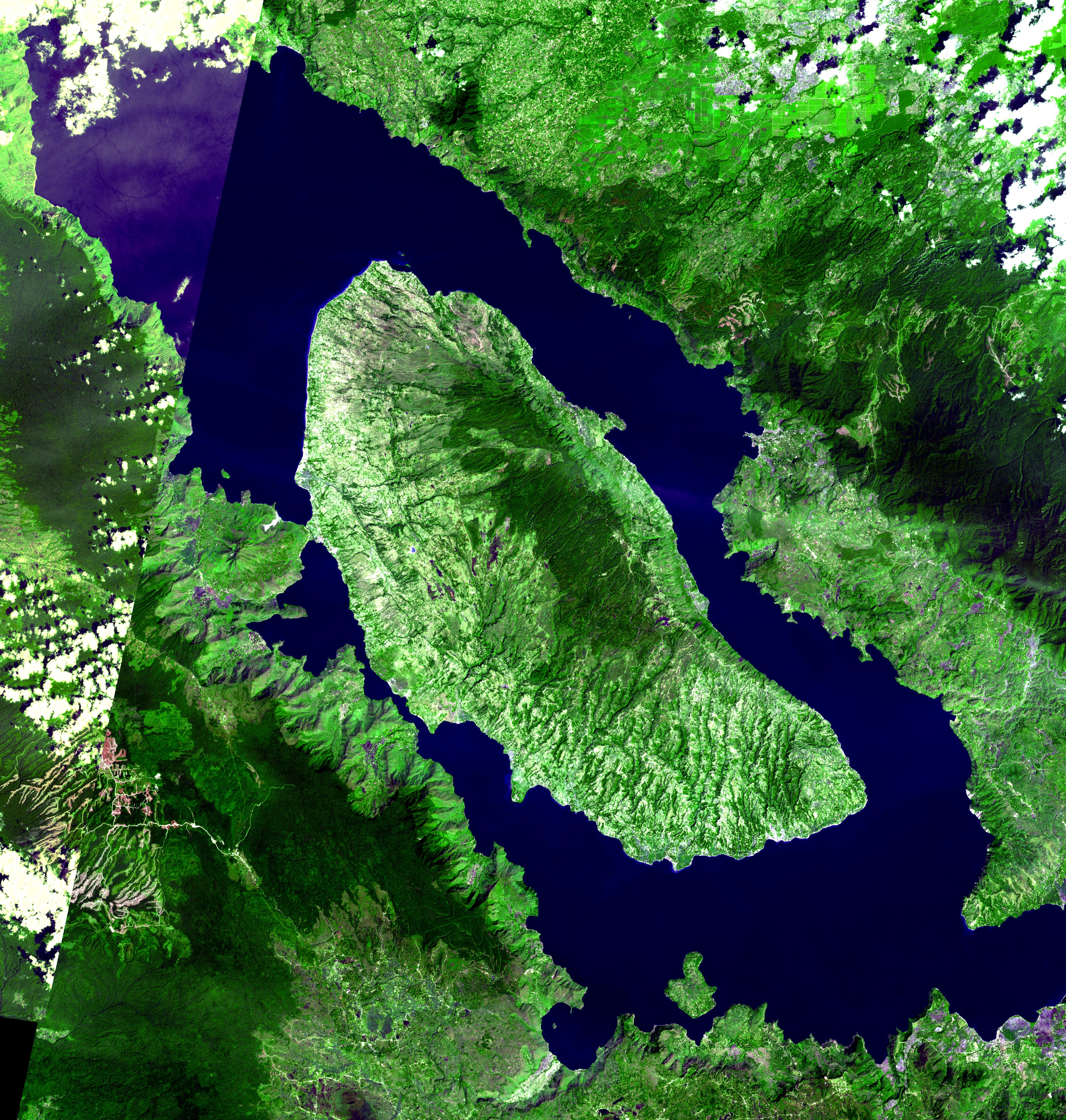 Imagem de satelite da caldeira de Toba, atual Lago Toba em Sumatra