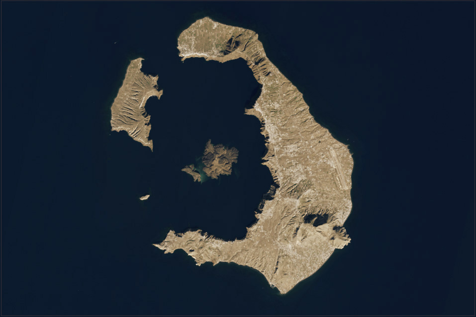 Imagem de satélite da caldeira de Santorini no mar Egeu