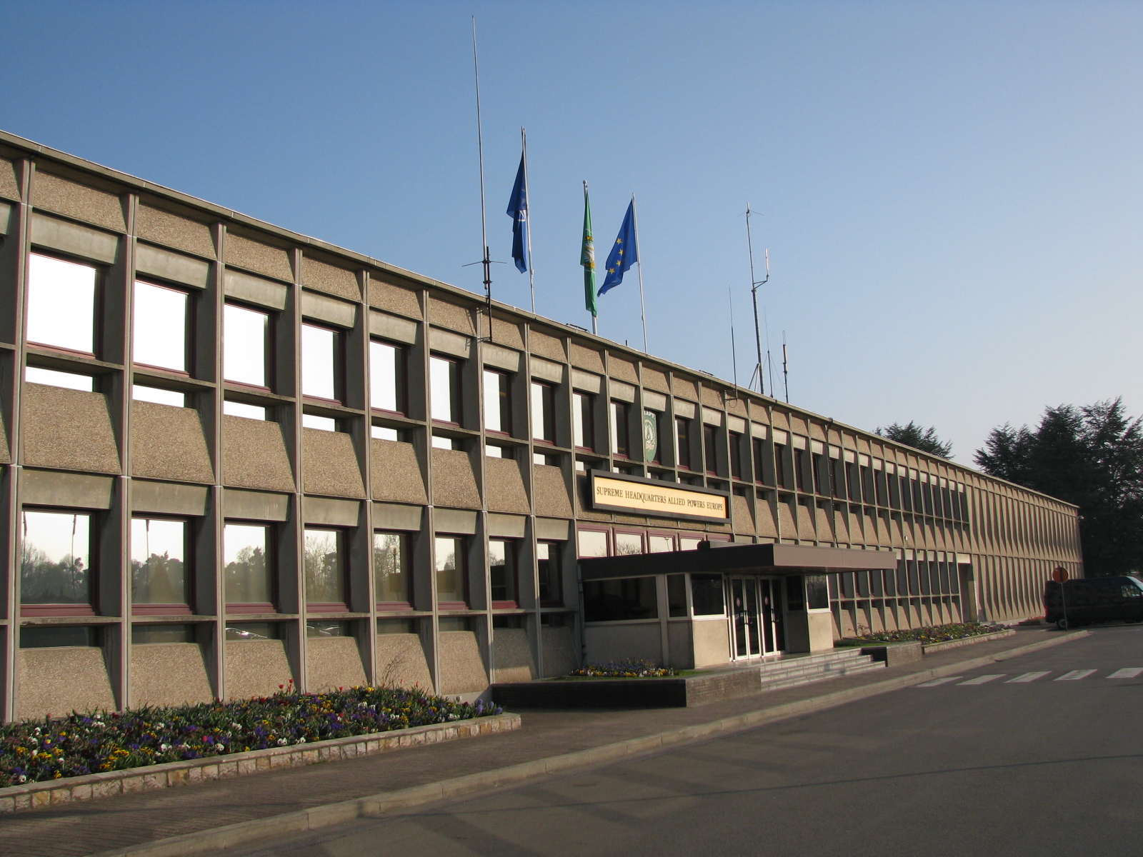Entrada do SHAPE, quartel-general da OTAN em Mons, Bélgica