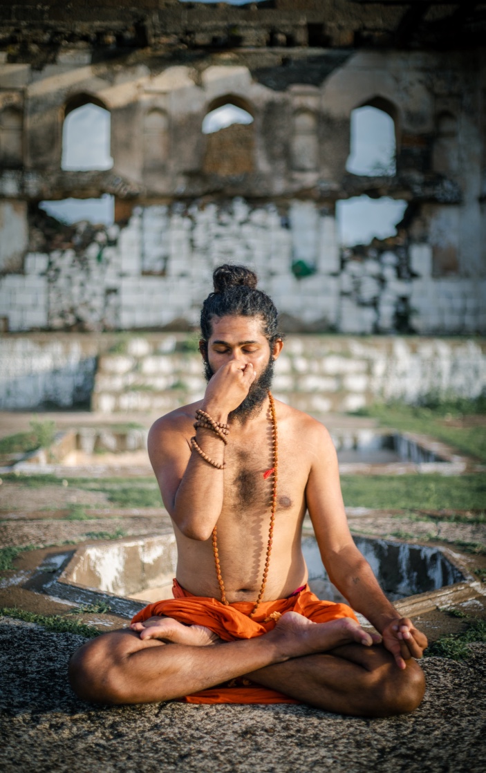 Instrutor praticando pranayama em postura sentada