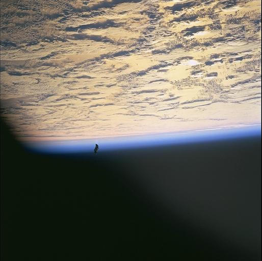 Foto da NASA STS-88 catalogada como detrito espacial
