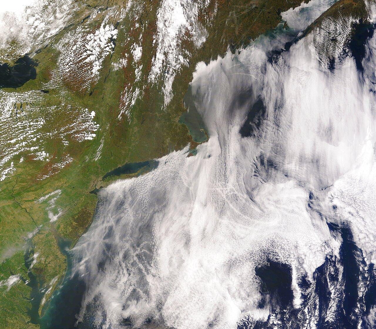 Rastros de navios em nuvens vistos por satélite