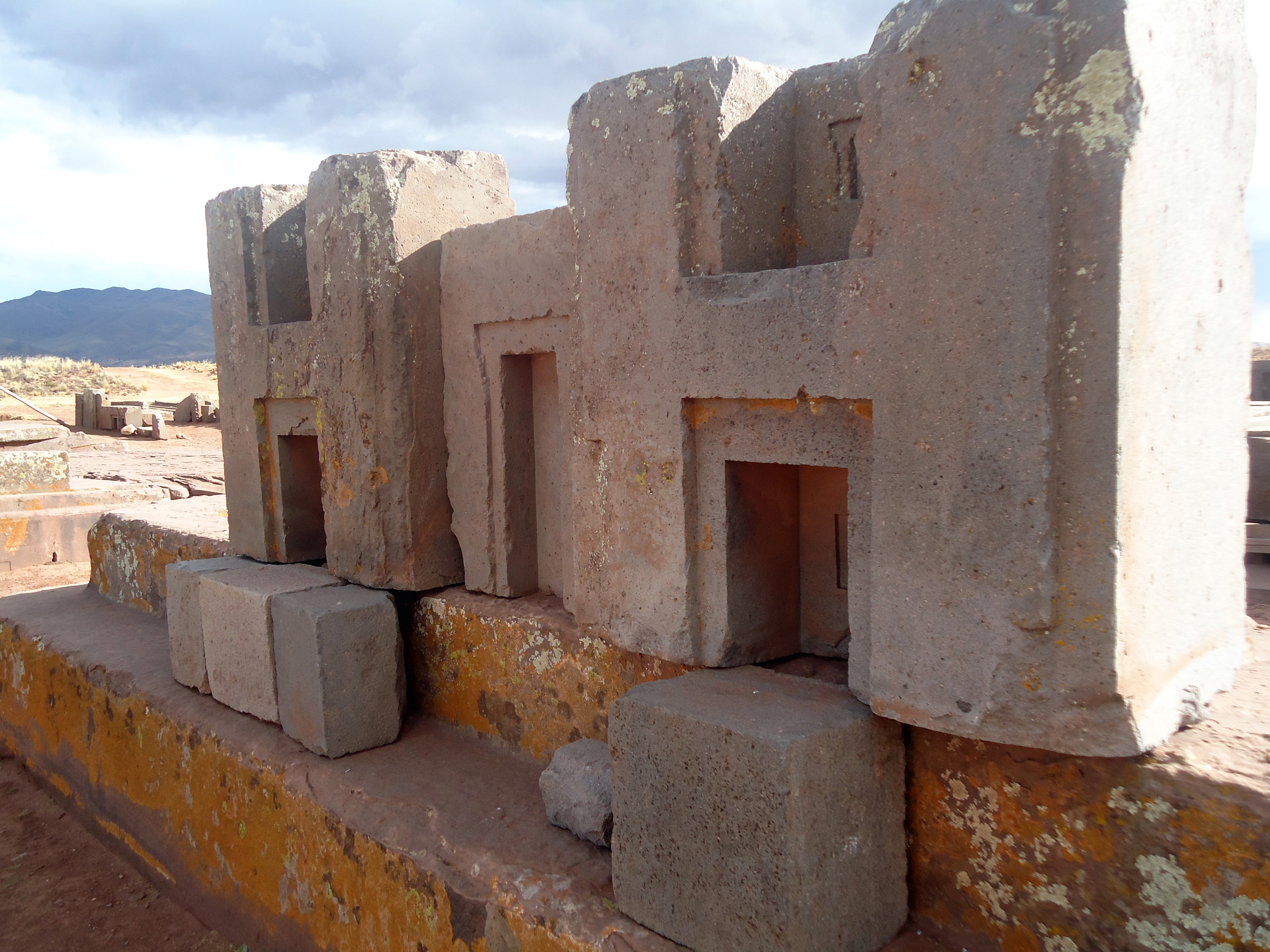 Blocos em H de Puma Punku