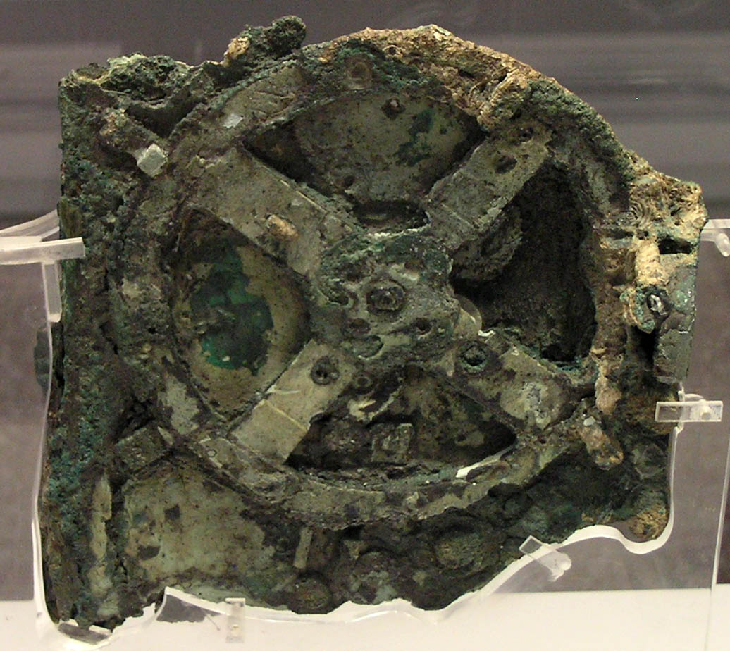 Fragmento do Mecanismo de Anticítera no Museu Arqueológico Nacional de Atenas