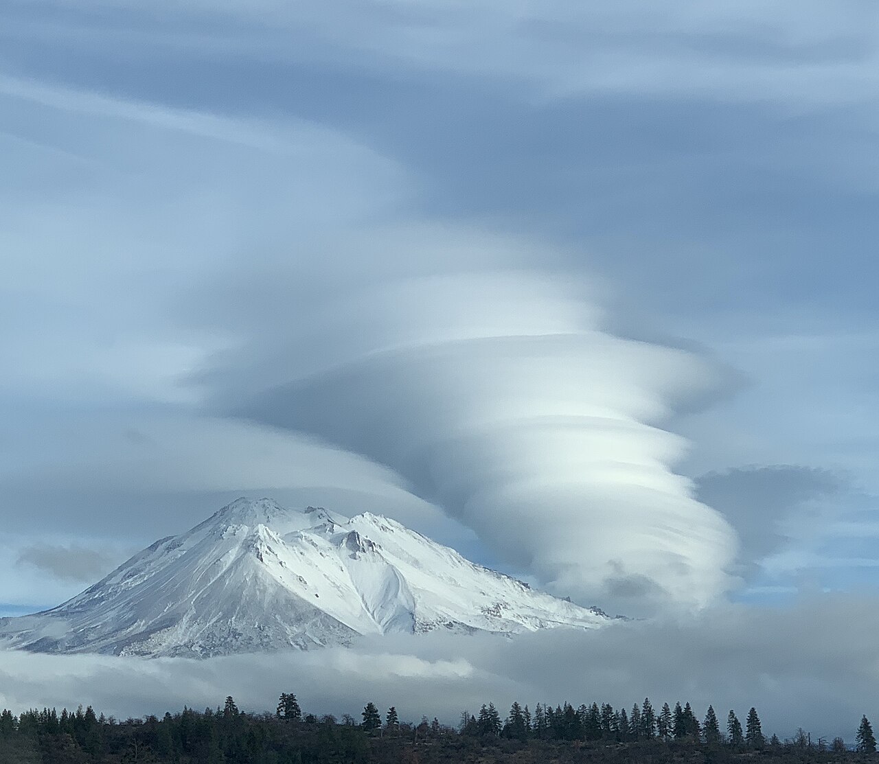 Nuvem lenticular perto do Monte Shasta