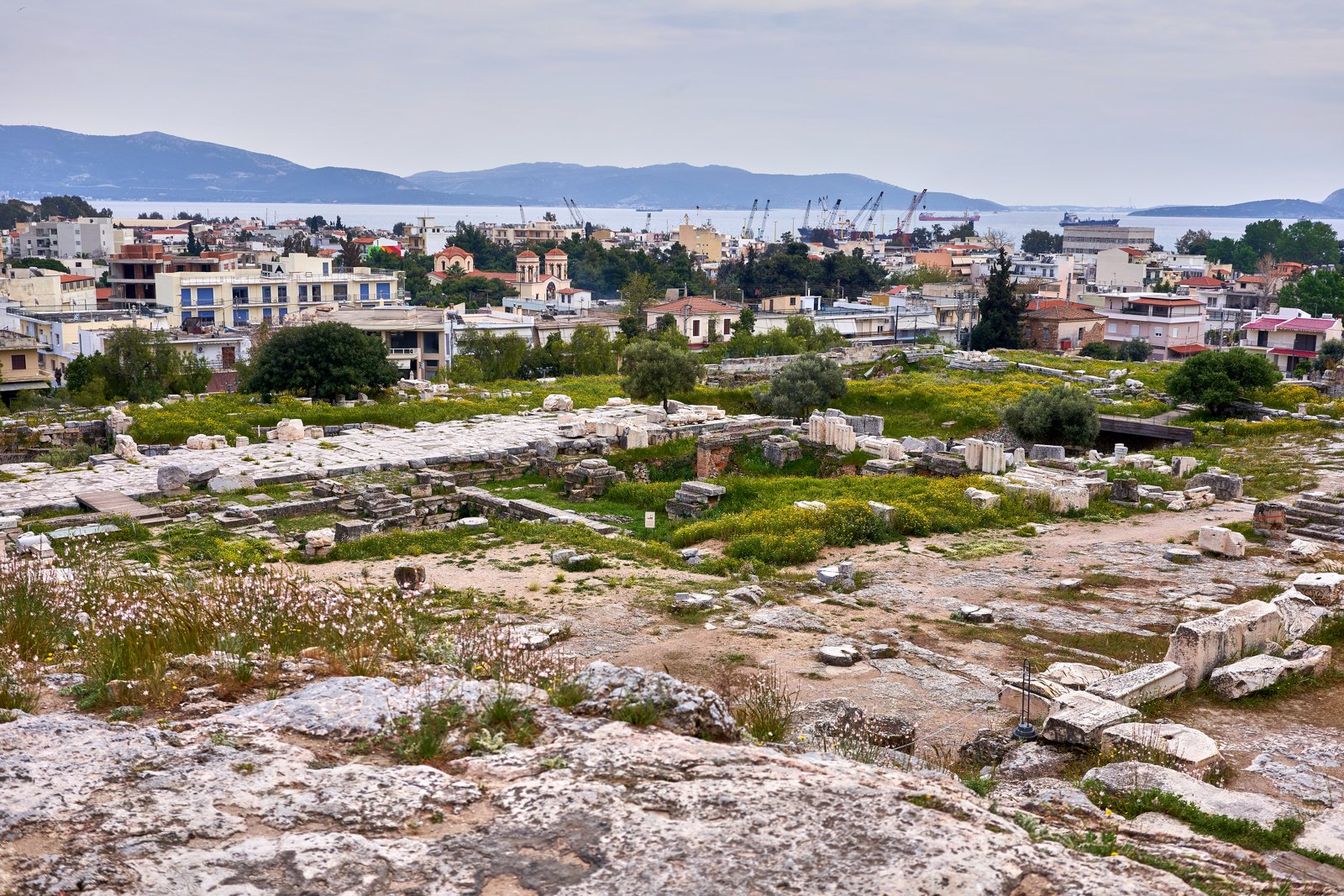 Foto real das ruínas do Telestérion em Eleusis