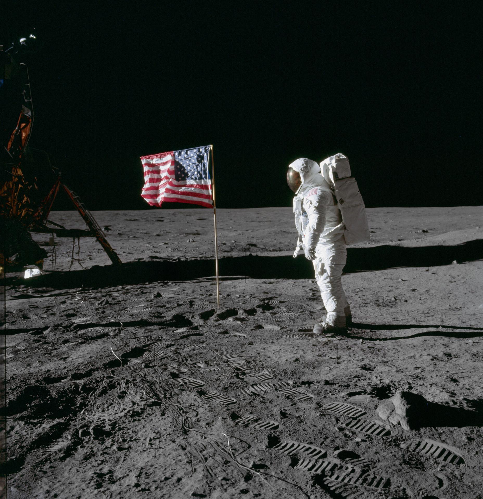 Buzz Aldrin ao lado da bandeira na Lua