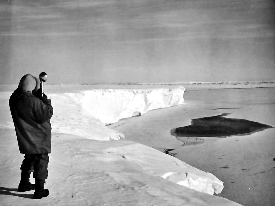 Fotógrafo da Marinha dos EUA registrando a Antártica durante a Operação Highjump