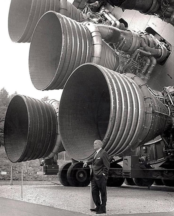 Wernher von Braun diante dos motores do Saturn V