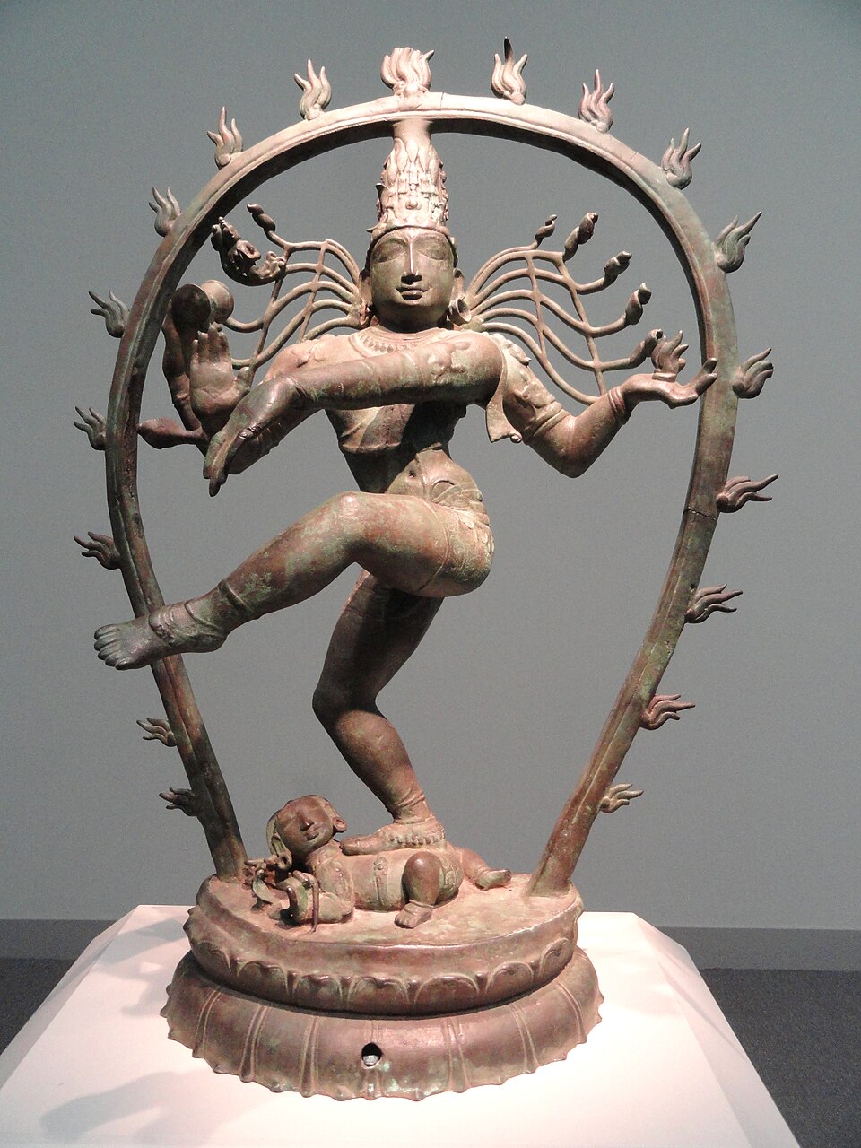 Escultura de Shiva Nataraja cercado por chamas