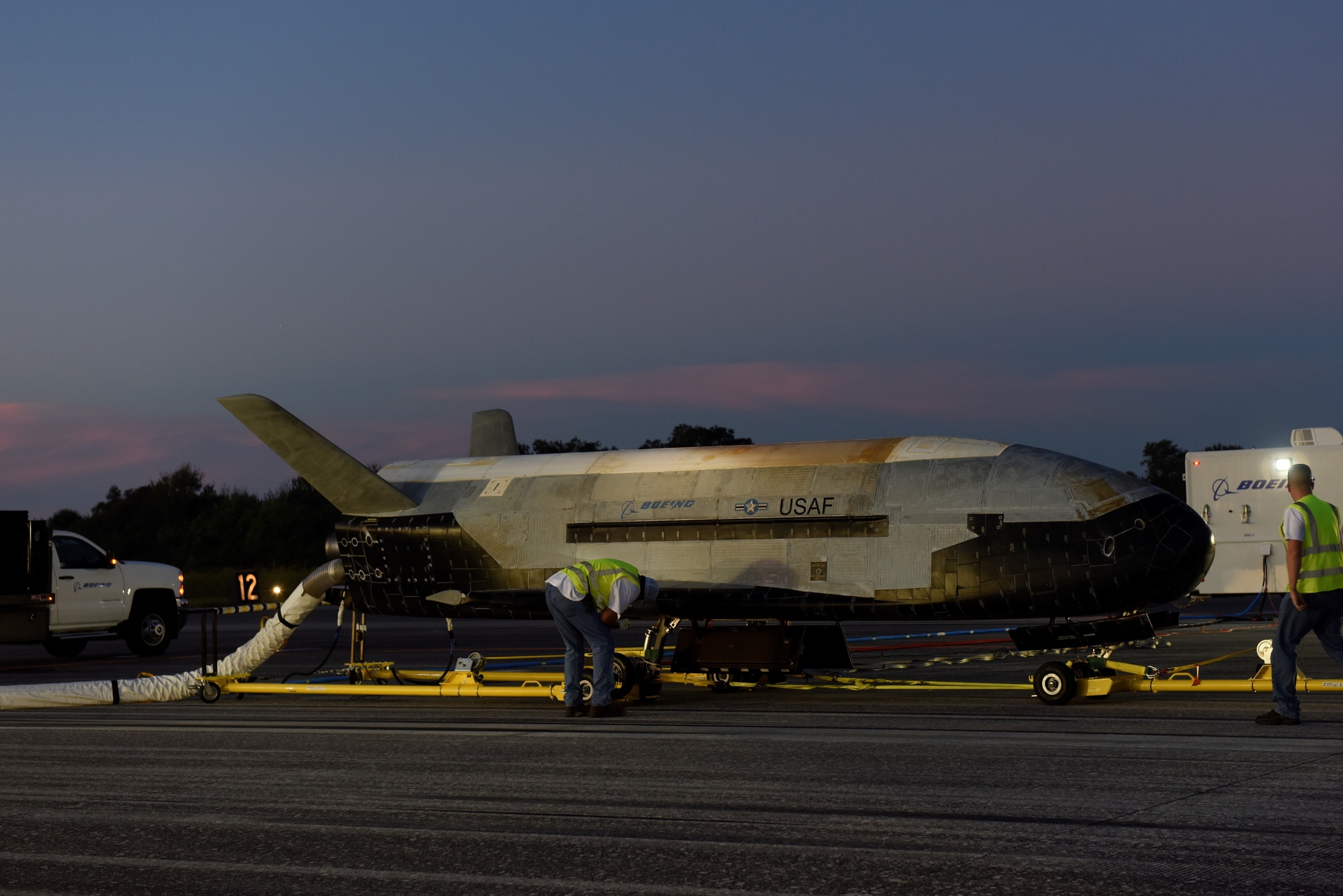 X-37B em solo após pouso