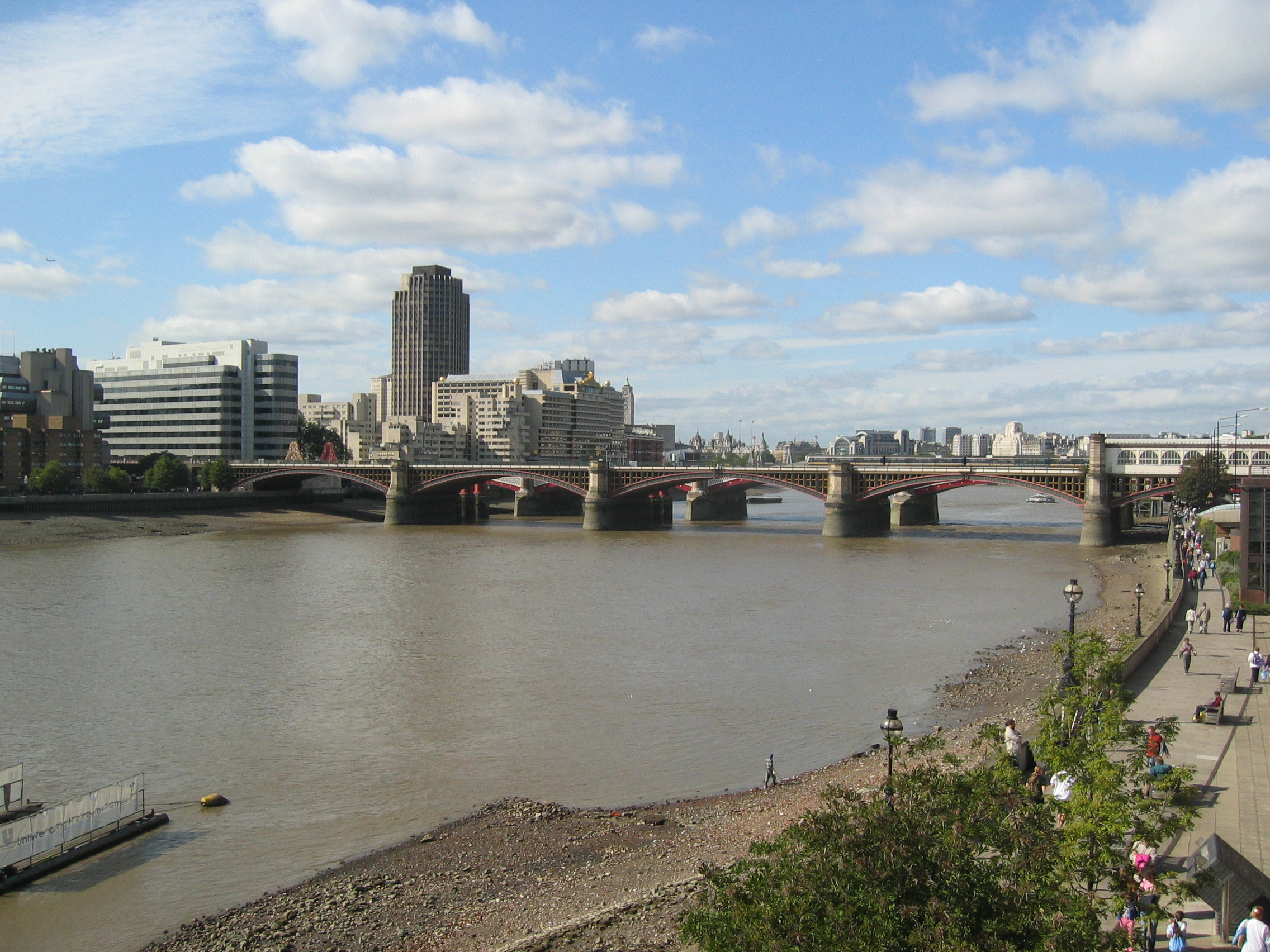 Imagem real/contextual: Blackfriars Bridge, em Londres, lugar associado ao caso Roberto Calvi e ao colapso do Banco Ambrosiano em 1982.