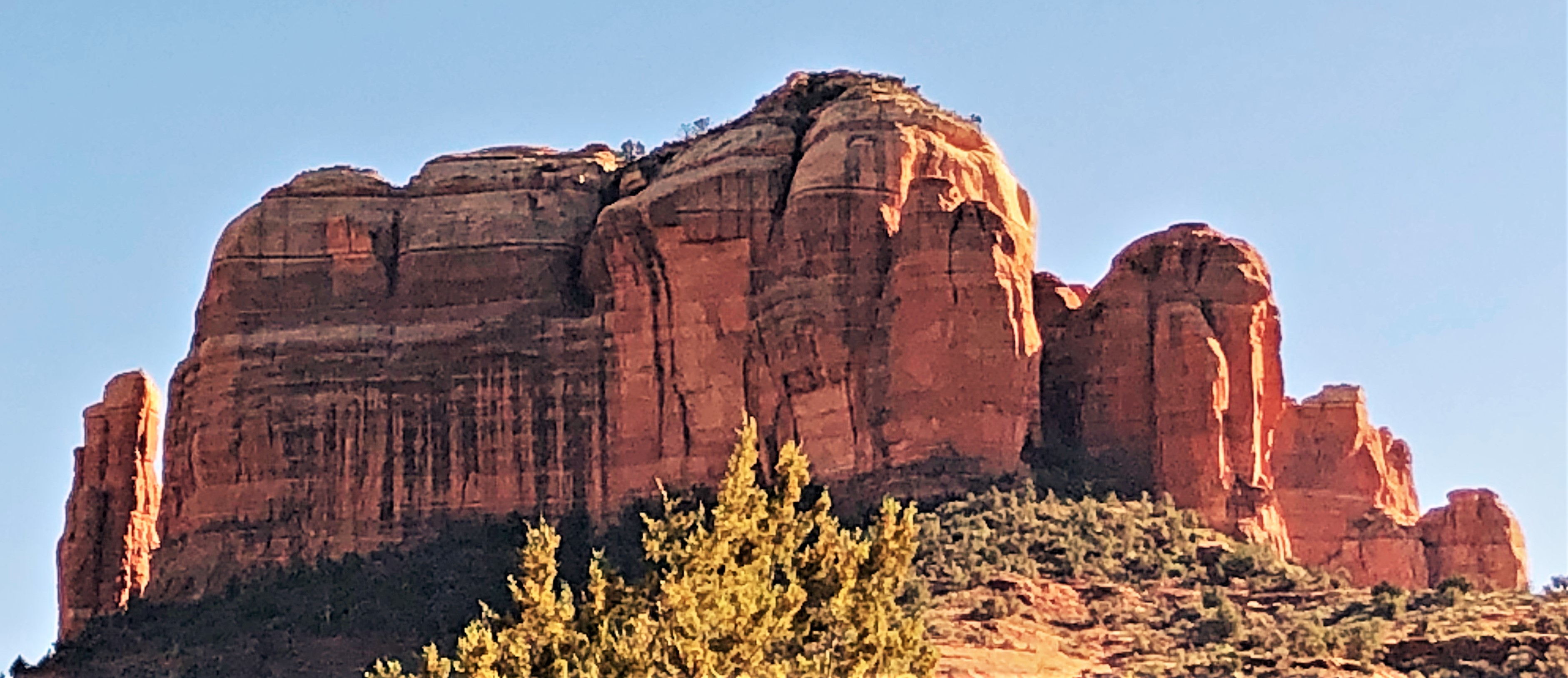 Imagem real/contextual: Cathedral Rock, uma das paisagens mais associadas aos vórtices de Sedona.
