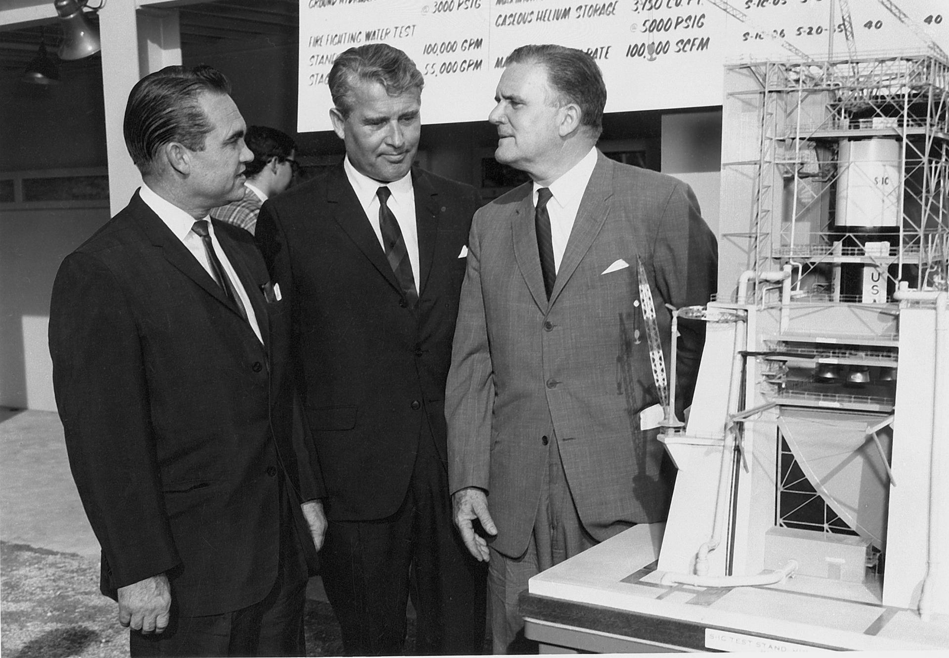 Wernher von Braun em foto oficial da NASA