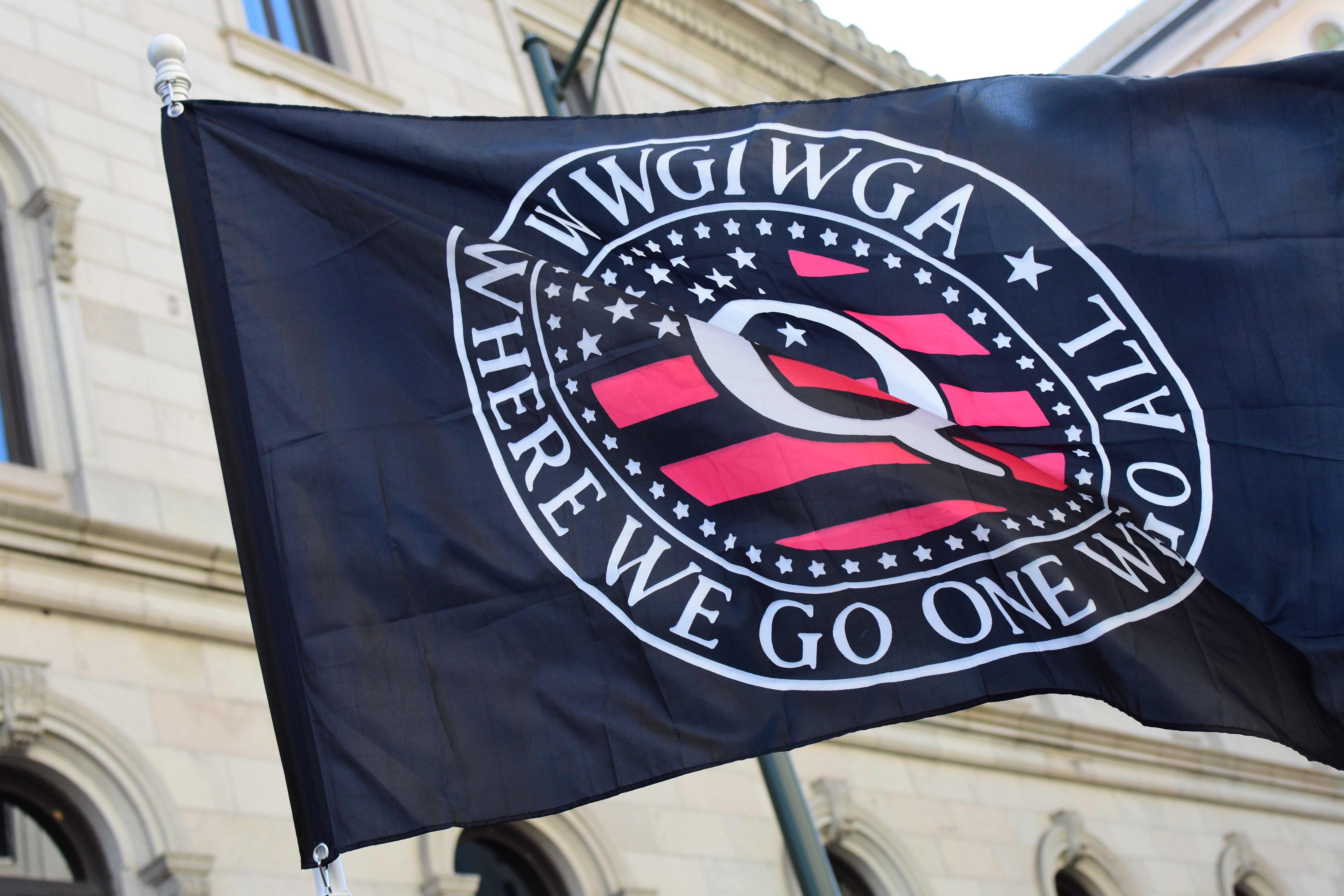 Bandeira WWG1WGA/QAnon em manifestação na Virgínia